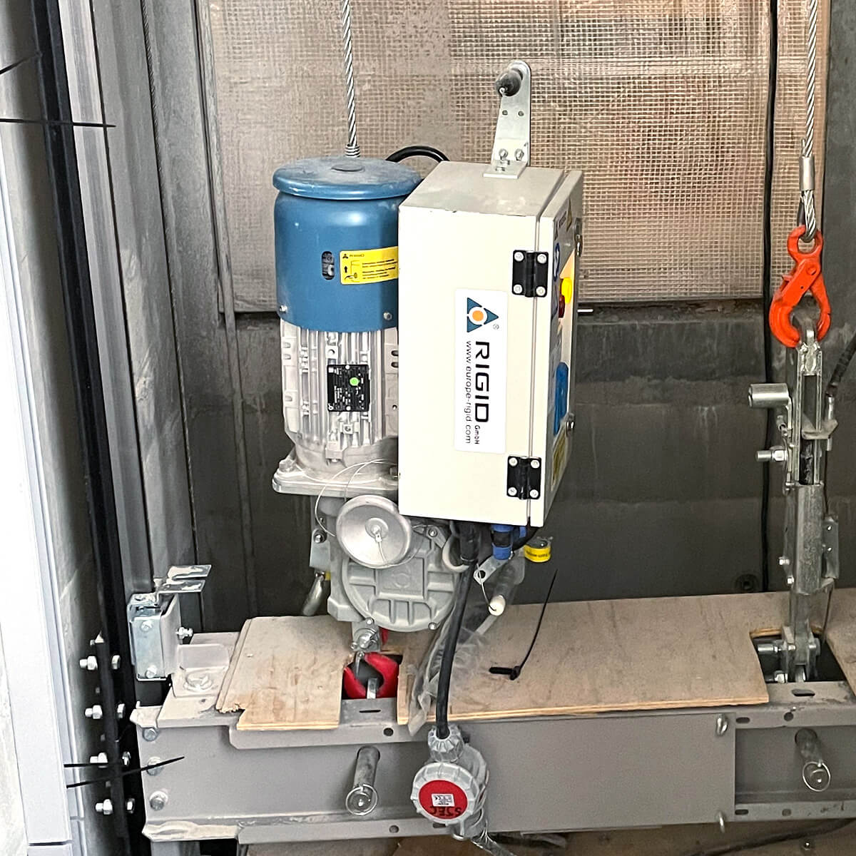 Traction hoist for suspended platform and wire rope lifting equipment