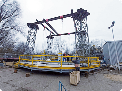 Customized suspended platform hoisting system for complex building access