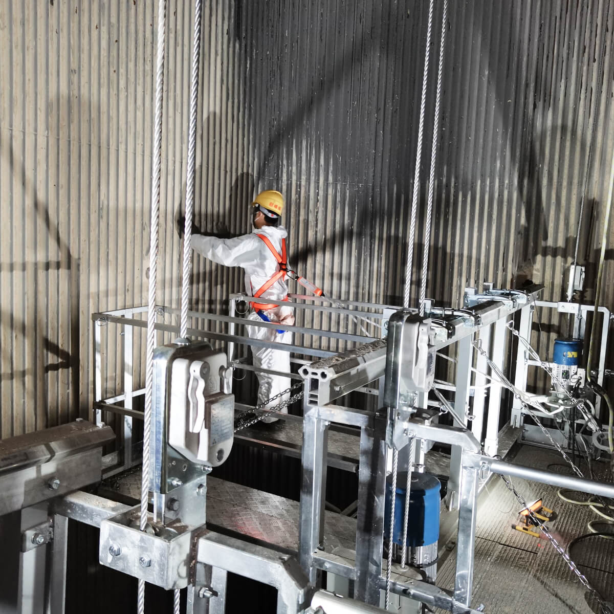 Boiler maintenance platform for thermal power plant vertical access