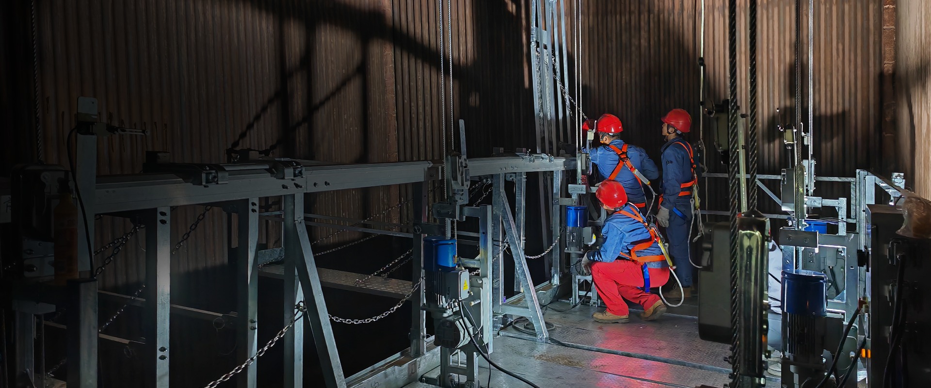 GREENCREST traction hoist and suspended platform for safe vertical access